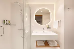 Hampton by Hilton Krakow Airport - Bathroom