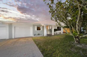 Hook, Line & Leisure: Lakefront Gem w/ Porch! - Intérieur