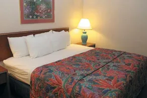 Norwood Inn & Suites by BlissPoint Post Rd Indianapolis - Chambre
