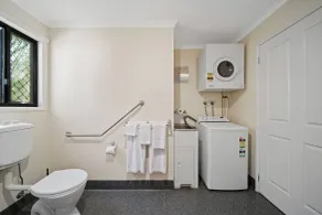 Emerald Motel Apartments - Bathroom