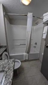 Days Inn & Suites by Wyndham Tampa/Raymond James Stadium - Salle de bain