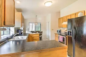 Quiet Lakefront Olympia Home w/ Dock on Half Acre - Interiör