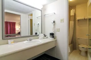 Days Inn by Wyndham Market Center Dallas Love Field - Salle de bain