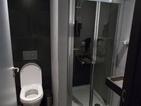 Brxxl 5 City Centre Hostel - Bathroom