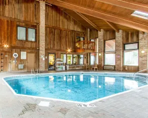 Quality Inn Macomb near University Area - Pool