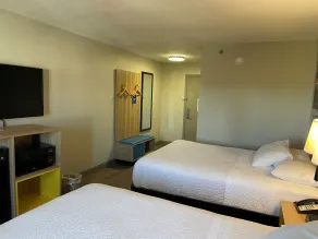 Days Inn & Suites by Wyndham DeSoto - Chambre