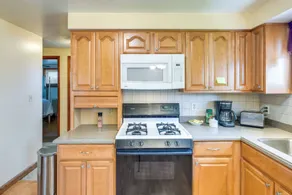 Central Apt in Cheektowaga w/ Private Deck! - Intérieur