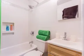 Beautiful 1 Bedroom Apartment - Badrum