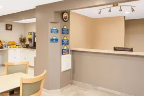 Days Inn by Wyndham Farmer City - Lobby