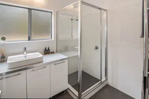 Margaret River Farmhouse - Serene Bushland Getaway - Badezimmer