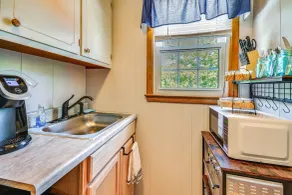 1 Mi to Thomasville Emporium! Charming Getaway - Interior