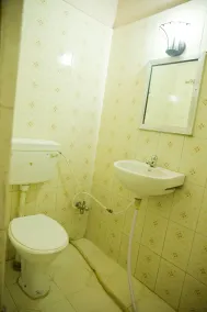Hotel Ganesha - Bathroom