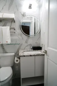 Starlight Hotel Near LGA Airport - Bathroom