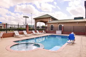 Quality Inn & Suites Beaumont - Piscina