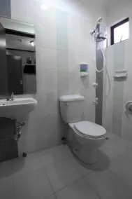 RedDoorz Plus New Era Budget Hotel Mabolo former RedDoorz near Landers Superstore Cebu City - Bathroom