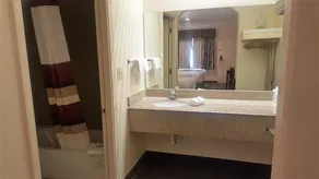 Red Roof Inn & Suites Houston – Humble/IAH Airport - Salle de bain