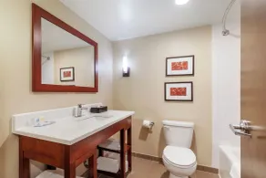 Comfort Inn & Suites Aberdeen - Bathroom