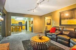 Suburban Detroit Home w/ Porch, Yard & Fire Pit! - Innenbereich