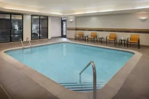 Courtyard by Marriott Springfield Airport - Piscine