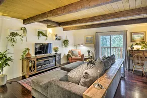 Creekside Cabin Retreat with Private Hot Tub - Innvendig