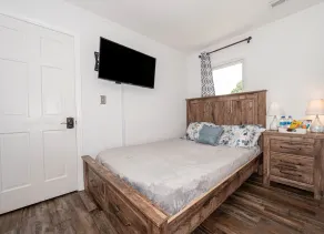 KingBed PetFriendly Washer Dryer Sleep16 - Værelse