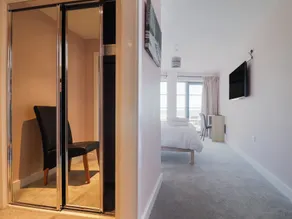 36 Quay West Apartments - Værelse