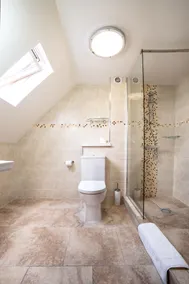 Frontier Europe Hotels Group - Bathroom