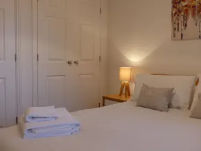 Basingstoke Apartments - St Raphael House, City Centre Charming Apartments - Zimmer