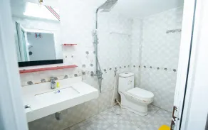 Phuong Dong hotel - Bathroom