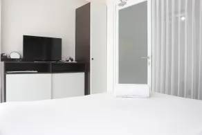 Artistic 1BR Apartment at Gateway Pasteur near Exit Toll Pasteur By Travelio - Room