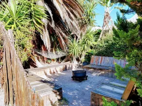 Saltycrax Backpackers and Surf Hostel - Pool