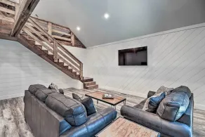 All-encompassing Lakehouse w/ Modern Accents! - Innvendig
