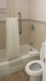 Days Inn by Wyndham St. Petersburg / Tampa Bay Area - Salle de bain