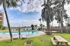 Poolblick & Entspannung am Strand: Galveston Condo! - Innenbereich