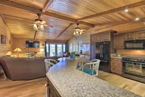 House w/ Dock + Slide Situated on Lake Sinclair! - Innenbereich