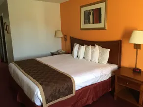 Lake Tree Inn & Suites - Chambre
