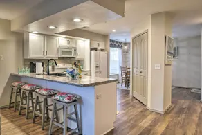 Lakefront Branson Condo w/ Porch & Dock Access - Intérieur