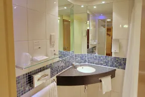 Holiday Inn Express Birmingham Redditch by IHG - Bathroom