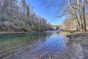 Deck + 2 Fire Pits: Riverfront Spruce Pine Rental! - Interiør