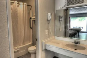 Volunteer Inn at Church Hill near Kingsport - Bathroom