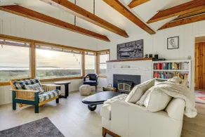 Private 3-acre Beach! Family Retreat in Freeland - Innenbereich