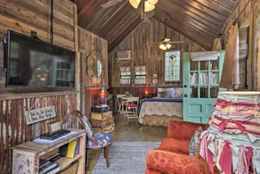 Snuggle Inn Wimberley Cabin w/ Fire Pit + Deck - Innvendig
