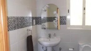 Sea and Country View 1st Floor Apartment - Badezimmer