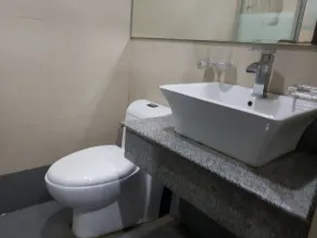 Cherry Midtown Hotel - Bathroom