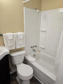 MacNeil's Motel - Bathroom