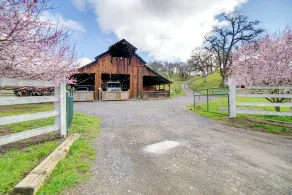 30-Acre Witter Springs Ranch w/ Barn & Views! - Innvendig