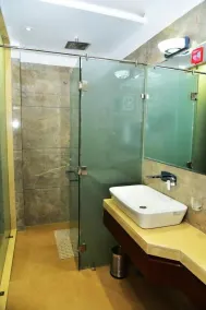 Hotel Divine Peak - Bathroom