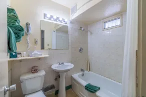 Canada's Best Value Desert Inn & Suites - Salle de bain