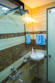 Hotel Tourister - Bathroom