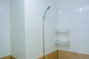 Fully Furnished and Cozy 2BR at Green Pramuka City Apartment - Baño